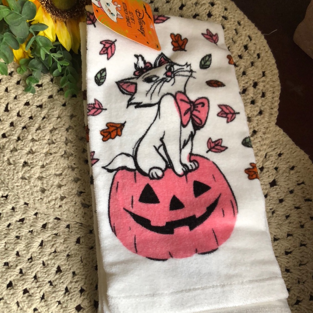 Disney ARISTOCATS Kitchen Towels with Marie on Pink Pumpkin